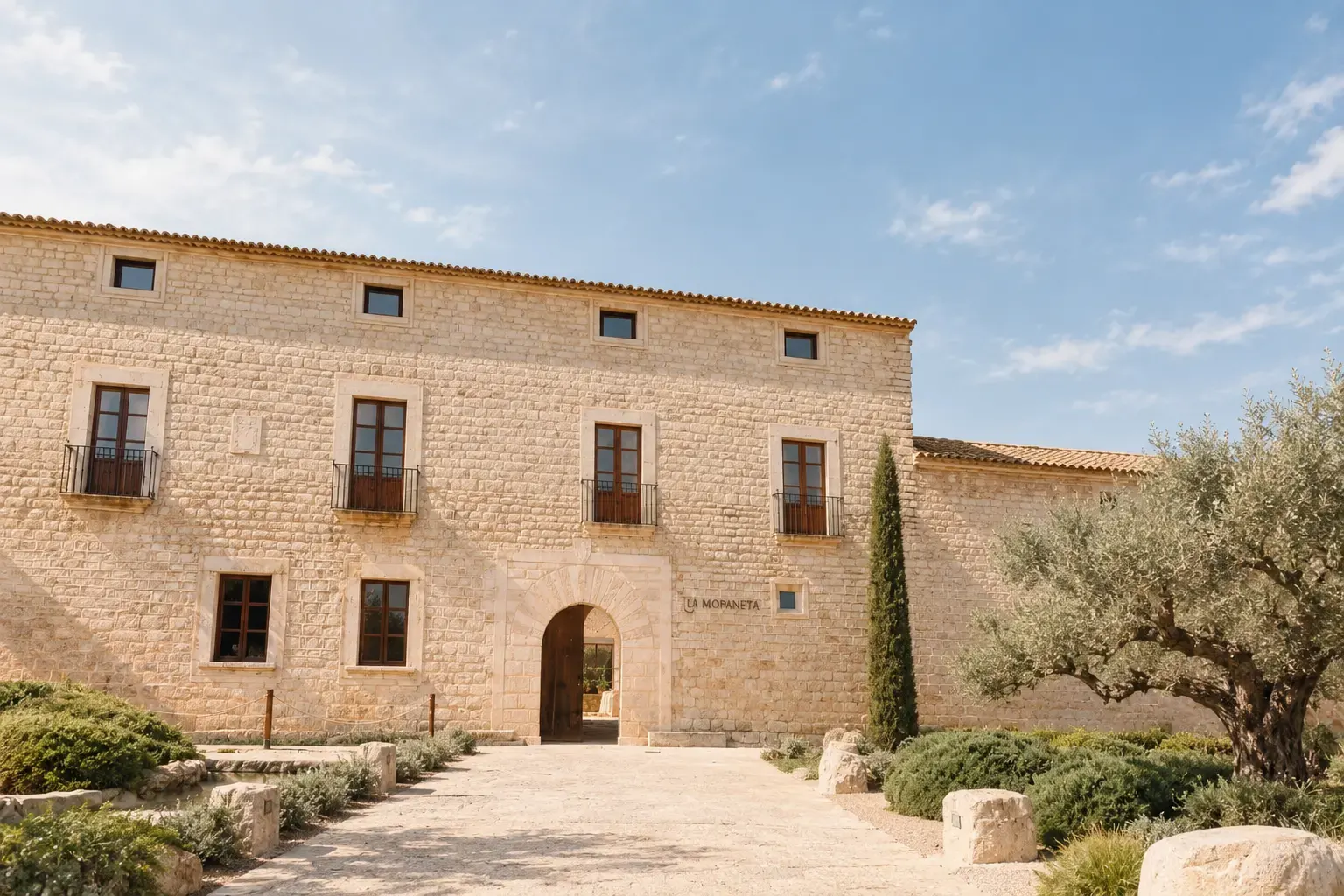 Finca aus Naturstein mit Olivenbäumen und Zypressen auf Mallorca